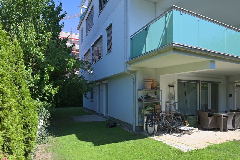 Garten entlang des Hauses mit Terrasse