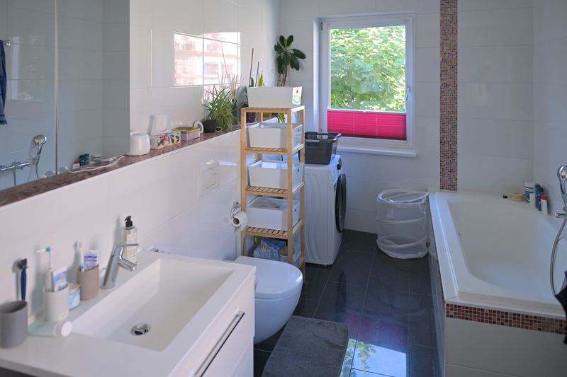 Badezimmer mit Wanne und Fenster