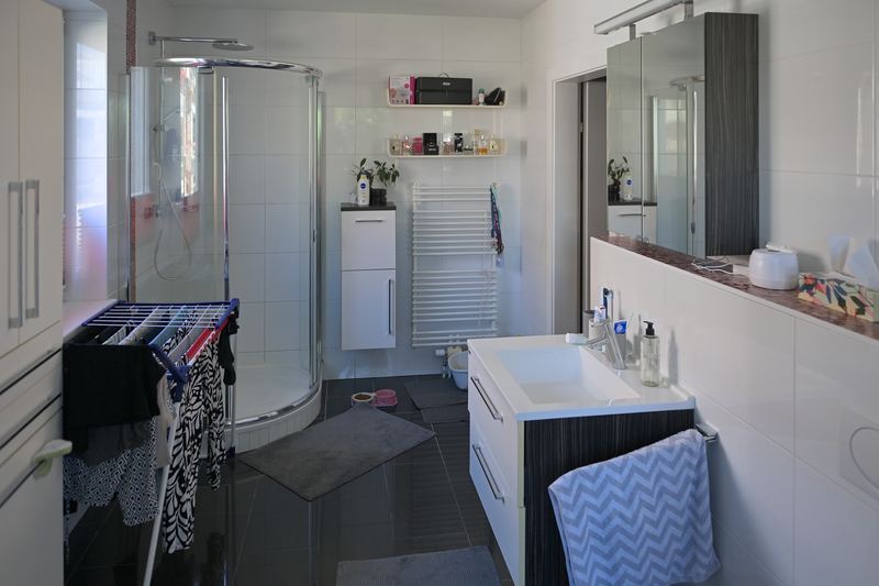 Dusche und Waschtisch im Badezimmer