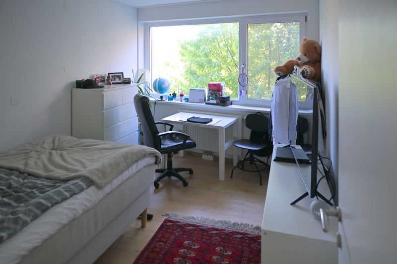 Zweites Schlafzimmer mit Schreibtisch am Fenster