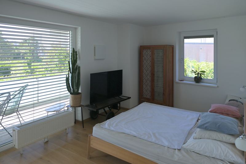 Schlafzimmer mit Zugang zum Balkon