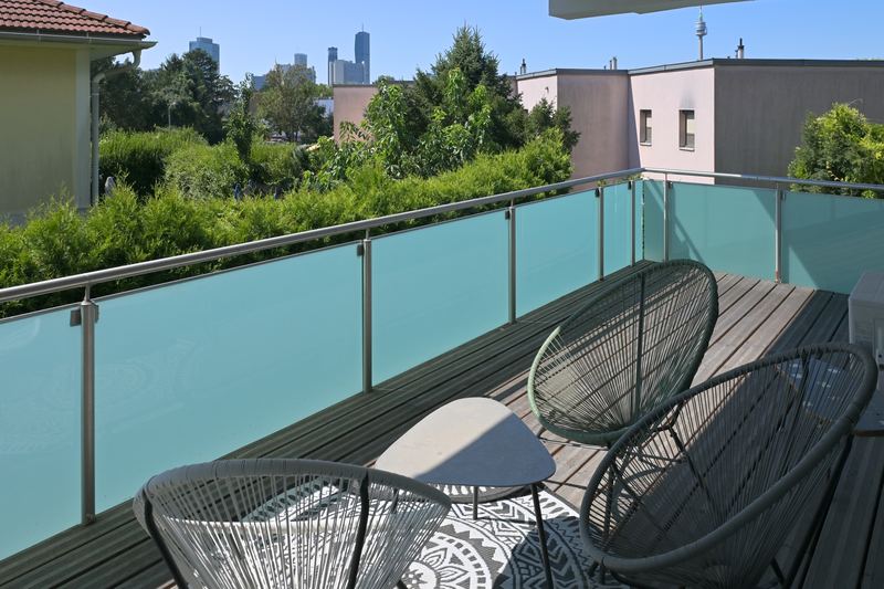 Balkon im Obergeschoss mit Blick über Gärten