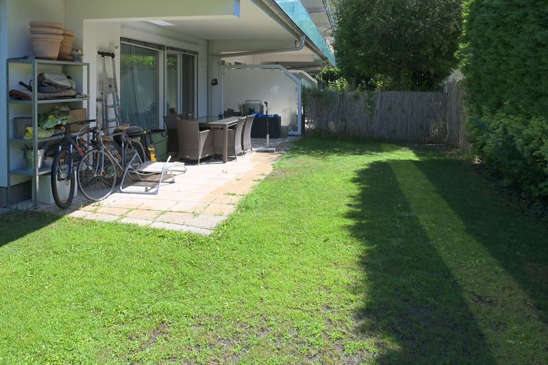 Gedeckte Terrasse mit direktem Zugang zum Garten